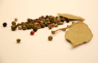 kara biber ve defne yaprağı dağınık taneleri