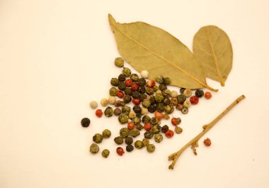 kara biber ve defne yaprağı dağınık taneleri