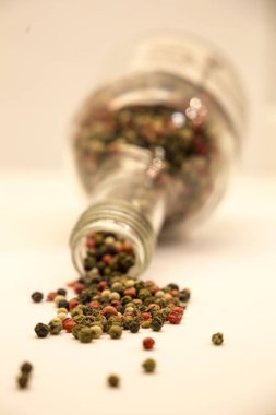 dağınık karabiber taneleri