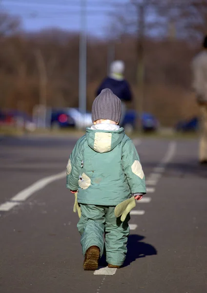 La vista de un niño paseante desde atrás — Foto de Stock