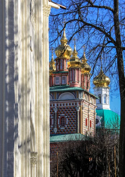 Kerk en boom in zonnige dag. — Stockfoto