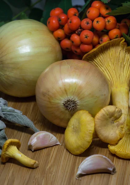 Natureza morta em uma mesa de cozinha de madeira . — Fotografia de Stock