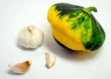 Benekli squash beyaz arka plan ve sarımsak. İzole sebze.