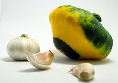 Benekli squash beyaz arka plan ve sarımsak. İzole sebze.