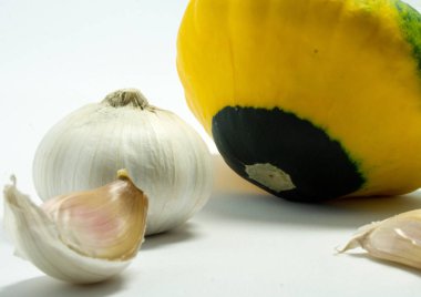 Beyaz arka plan ve sarımsak benekli squash