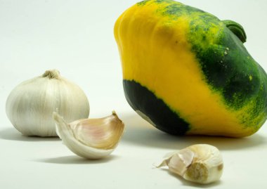 Beyaz arka plan ve sarımsak benekli squash