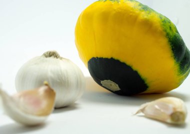 Benekli squash beyaz arka plan ve sarımsak. İzole sebze.