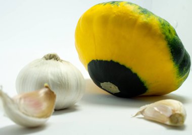 Beyaz arka plan ve sarımsak benekli squash