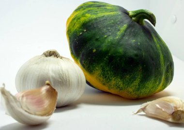 Benekli squash beyaz arka plan ve sarımsak. İzole sebze.