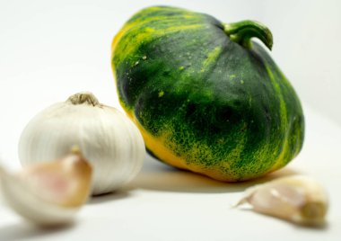 Beyaz arka plan ve sarımsak benekli squash