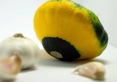 Beyaz arka plan ve sarımsak benekli squash