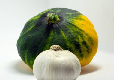 Beyaz arka plan ve sarımsak benekli squash