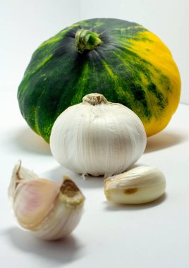 Beyaz arka plan ve sarımsak benekli squash