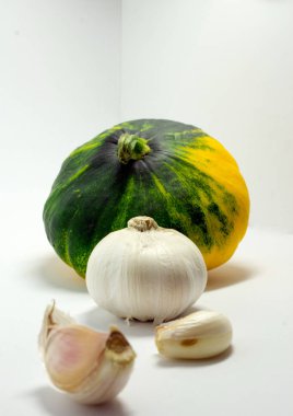 Beyaz arka plan ve sarımsak benekli squash