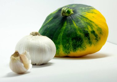 Beyaz arka plan ve sarımsak benekli squash
