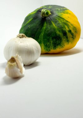 Beyaz arka plan ve sarımsak benekli squash