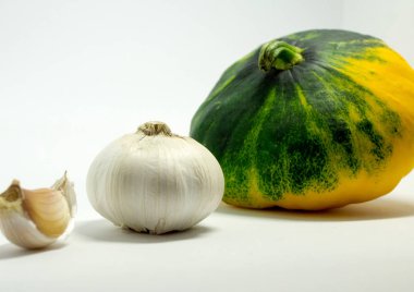 Beyaz arka plan ve sarımsak benekli squash