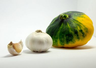 Beyaz arka plan ve sarımsak benekli squash