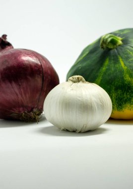 Beyaz arka plan, soğan ve sarımsak benekli squash