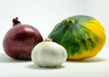 Beyaz arka plan, soğan ve sarımsak benekli squash