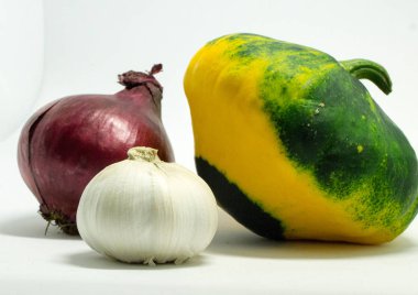 Beyaz arka plan, soğan ve sarımsak benekli squash