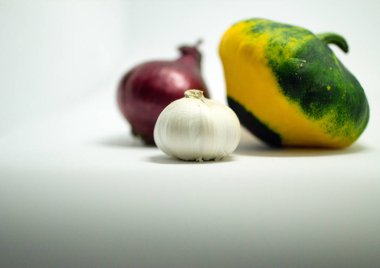 Beyaz arka plan, soğan ve sarımsak benekli squash