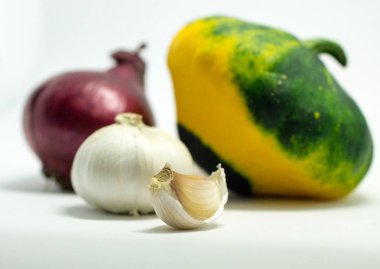 Benekli squash beyaz arka plan, soğan ve sarımsak. İzole sebze.