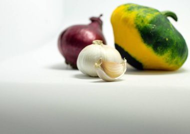 Beyaz arka plan, soğan ve sarımsak benekli squash