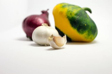 Beyaz arka plan, soğan ve sarımsak benekli squash