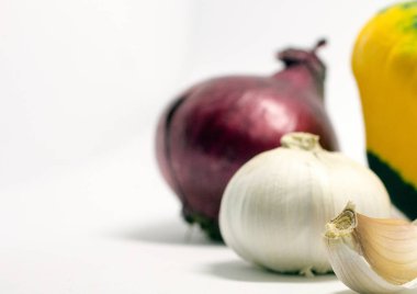Beyaz arka plan, soğan ve sarımsak benekli squash