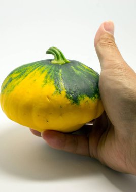 beyaz bir arka plan ve elini benekli squash