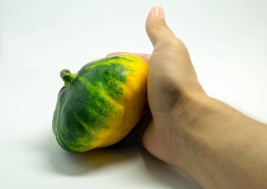 beyaz bir arka plan ve elini benekli squash