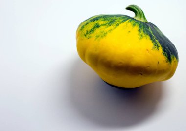 beyaz bir arka plan üzerinde benekli patty squash.