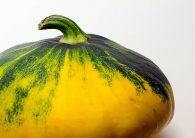 beyaz bir arka plan üzerinde benekli patty squash.