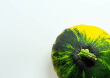 beyaz bir arka plan üzerinde benekli patty squash.