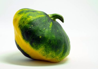 beyaz bir arka plan üzerinde benekli patty squash. İzole patisson.
