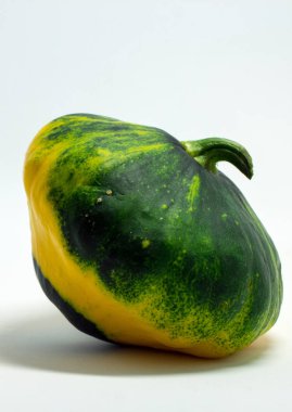 beyaz bir arka plan üzerinde benekli patty squash.