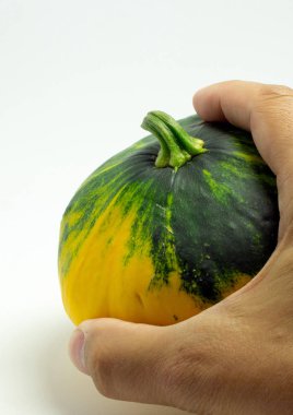 beyaz bir arka plan ve elini benekli squash