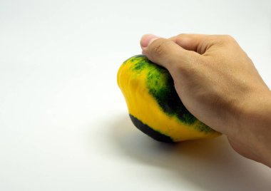 beyaz bir arka plan ve elini benekli squash