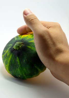 beyaz bir arka plan ve elini benekli squash