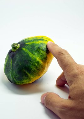 beyaz bir arka plan ve elini benekli squash