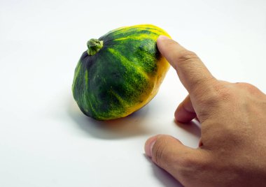 beyaz bir arka plan ve elini benekli squash