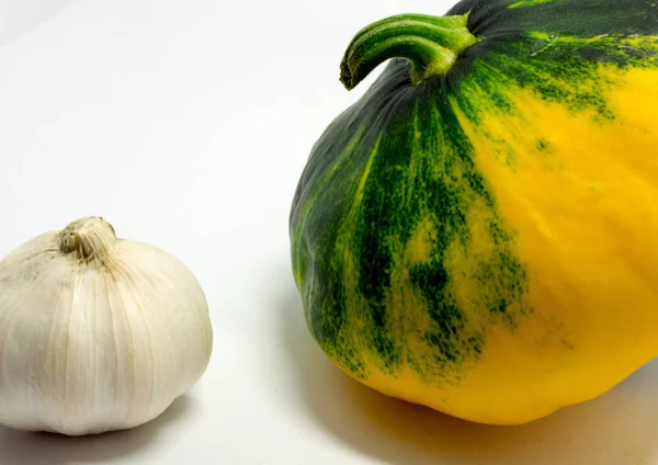 Beyaz arka plan ve sarımsak benekli squash — Stok fotoğraf