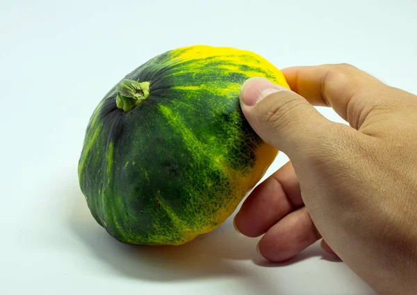 Manchado squash em um fundo branco e mão do homem — Fotografia de Stock