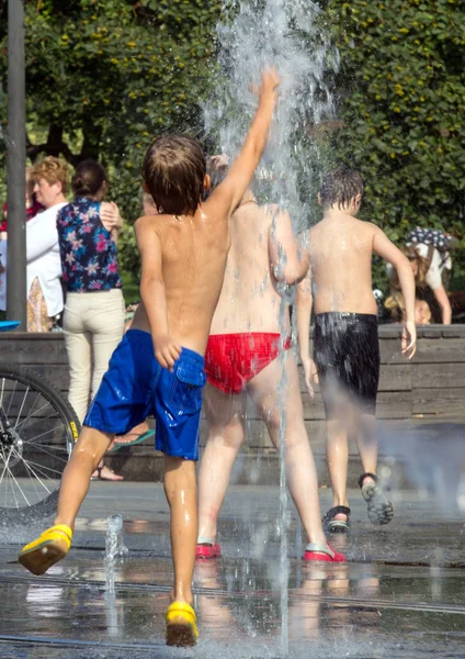 küçük çocuk bir fıskiyede oynamak.