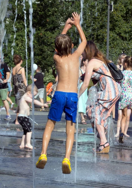 küçük çocuk bir fıskiyede oynamak.