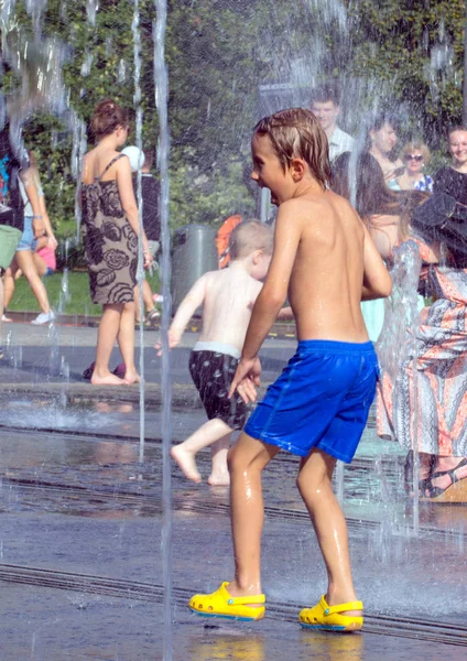 küçük çocuk bir fıskiyede oynamak.