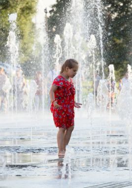 fıskiyede dans kırmızı soyunma kız.