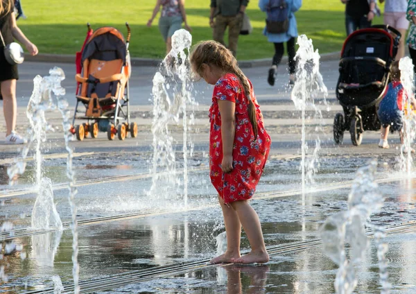 Red Dressing Girl Dancing Fountain Park Moscow 2017 — Stock Photo, Image