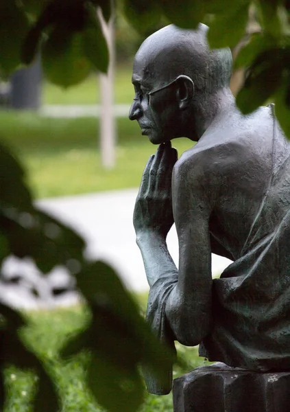 Пам'ятник Ганді в парку — стокове фото